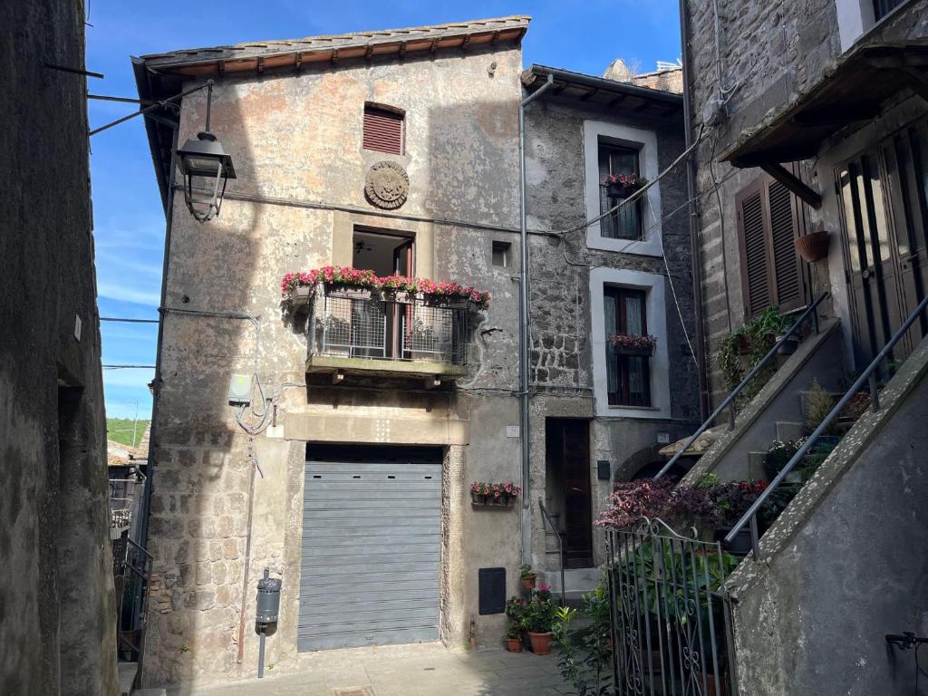 an alley with a building with a garage at La Loggetta in Bagnaia