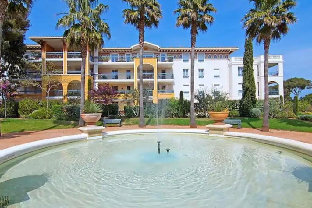 Apartment with pool and garden in Saint Aygulf