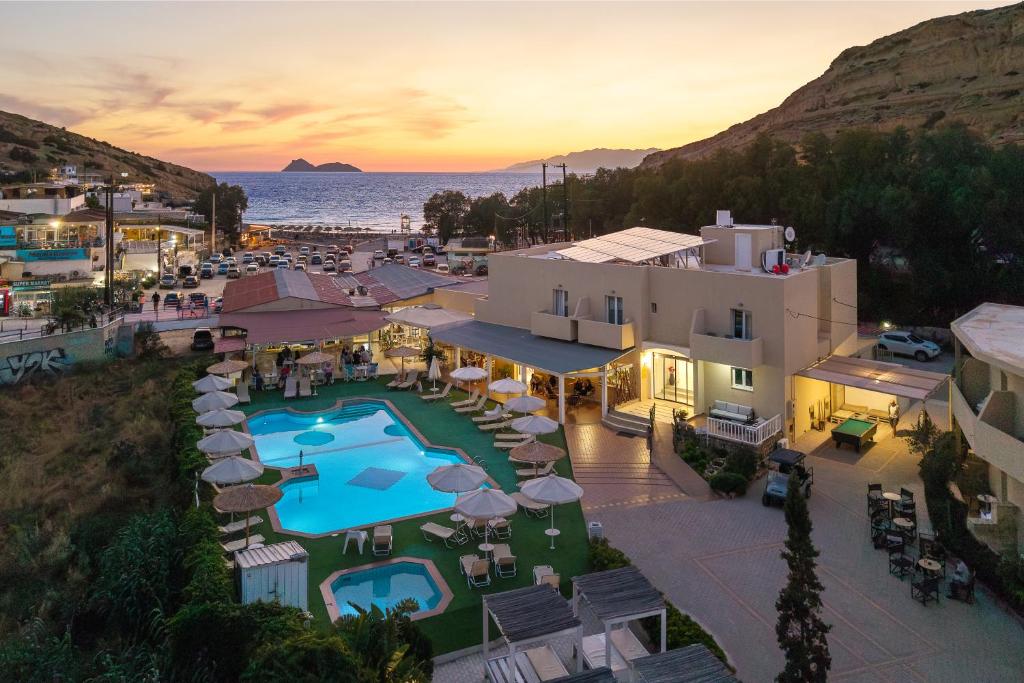 Luftaufnahme eines Resorts mit Swimmingpool in der Unterkunft Fragiskos Hotel in Matala