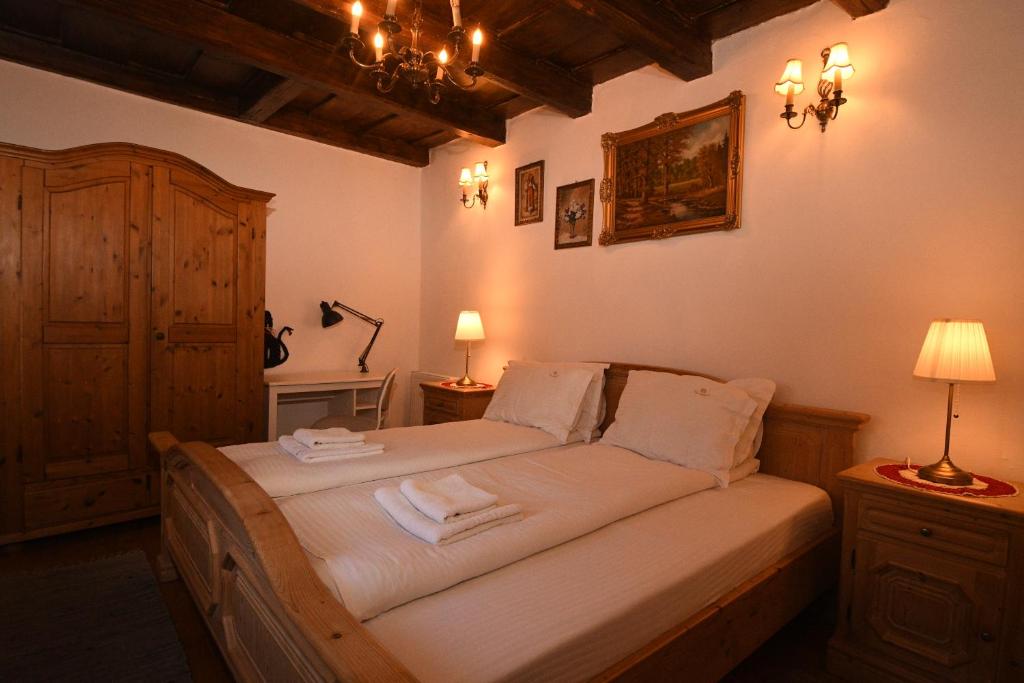 a bedroom with a bed with two towels on it at Casa Lörinczi in Sighişoara