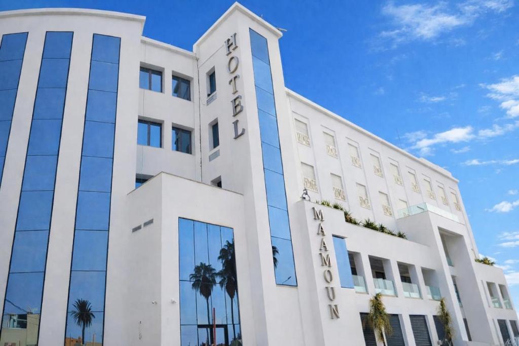 a white building with a lot of windows at Hotel Maamoun in Gafsa