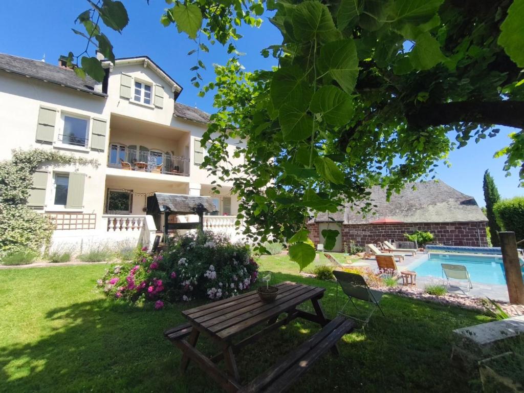 a picnic table in the yard of a house at Le Tilleul d'Hortense in Ussac