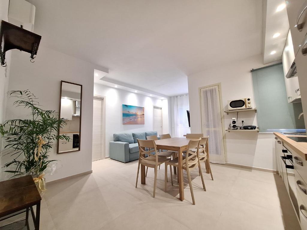 a kitchen and living room with a table and chairs at Onde e Relax D&D in Marina di Bibbona