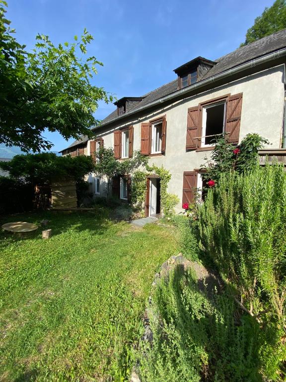 an old house with a yard in front of it at Le Refuge du Cap in Cescau