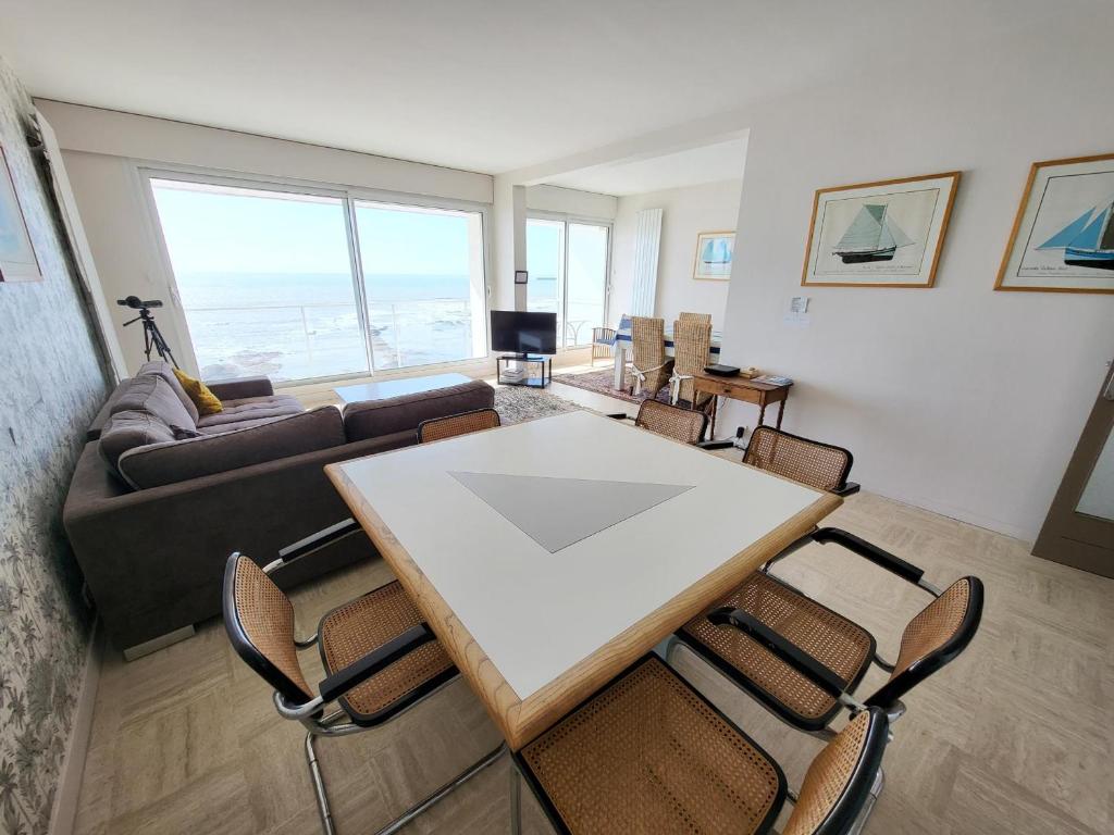 Appartement Élegant avec Balcon, Garage et WiFi en Bord de Mer