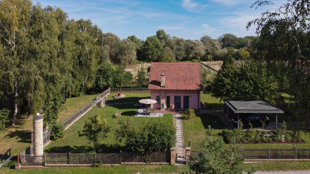 an aerial view of a house with a fence at Alte Gärtnerei in Päwesin
