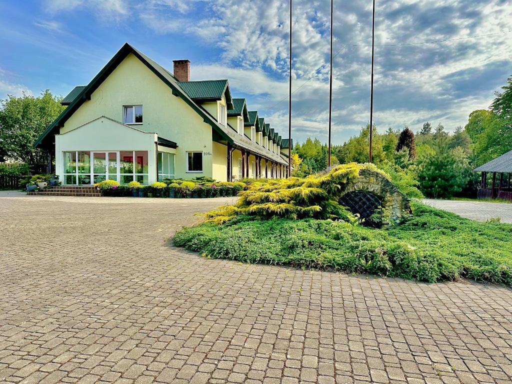 a building with a brick road in front of it at Leśna Ostoja in Górniki