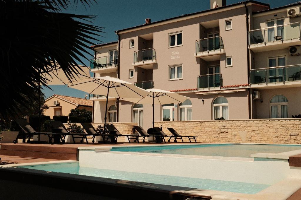 a swimming pool in front of a building at Villa Mirko in Barbariga