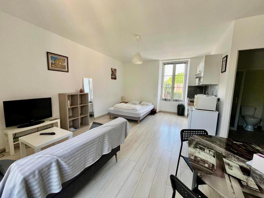 Appartement Rénové avec Cuisine Américaine et WIFI, Proche des Thermes Saint Roch - FR-1-541-32