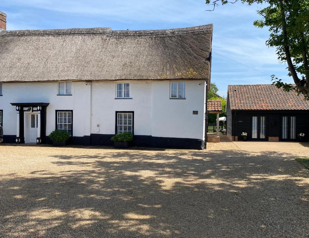 The Pelican Room-converted Cart Lodge near airport - Housity