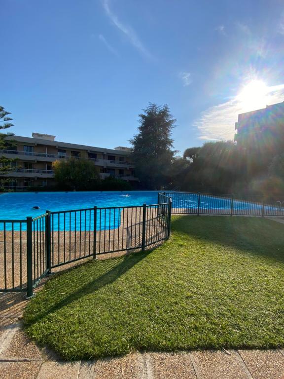 Grand 3p pieces au calme dans residence avec piscine, restaurant, tennis, climatisation