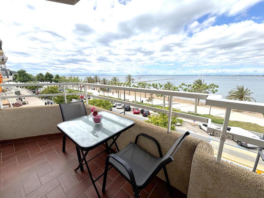 Appartement rénové en bord de plage avec clim et balcon à Roses