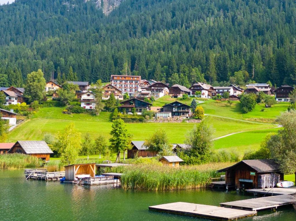 ein kleines Dorf am Ufer eines Sees in der Unterkunft Kolbitsch am Weissensee ein Seeblick der verzaubert in Weissensee