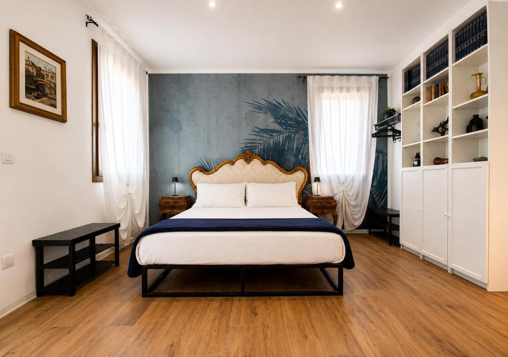 a bedroom with a bed with a blue wall at Romantic suite between Venice and Padua in Dolo