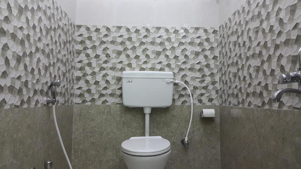 bagno con servizi igienici bianchi in camera di Kevins Bed & Breakfast a Port Blair