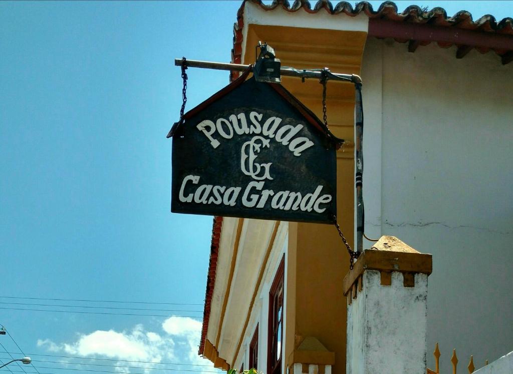 una señal para un restaurante al lado de un edificio en Pousada Casa Grande, en Iguape