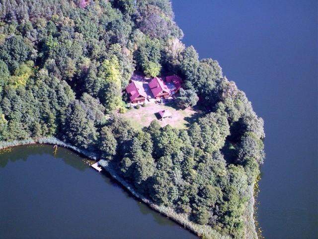 una vista aérea de una casa en una isla en el agua en Anglo-Polish Holidays, en Chycina