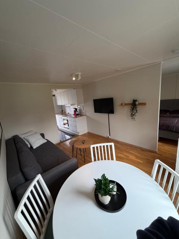 a living room with a white table and a couch at Leilighet for opptil 4 personer nær Sola flyplass og Stavanger sentrum in Sola