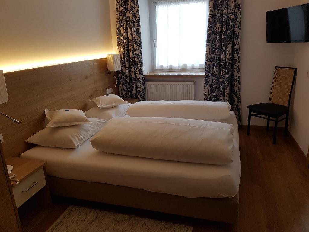 Postel nebo postele na pokoji v ubytování Hotel Dolomiten