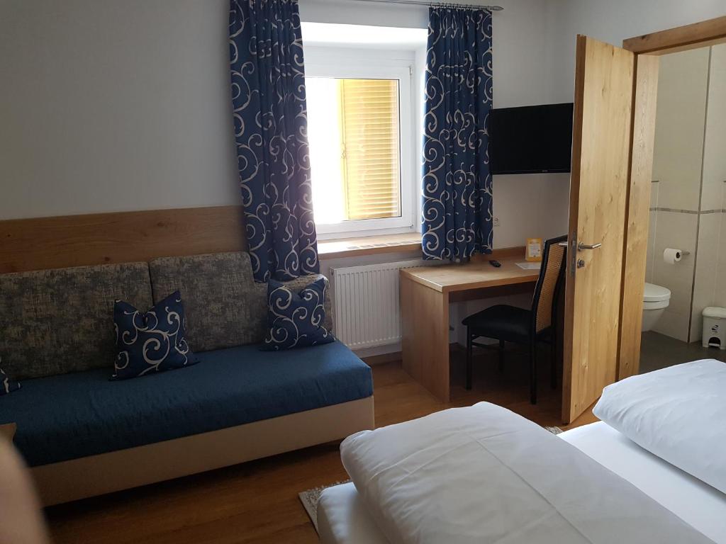 Postel nebo postele na pokoji v ubytování Hotel Dolomiten