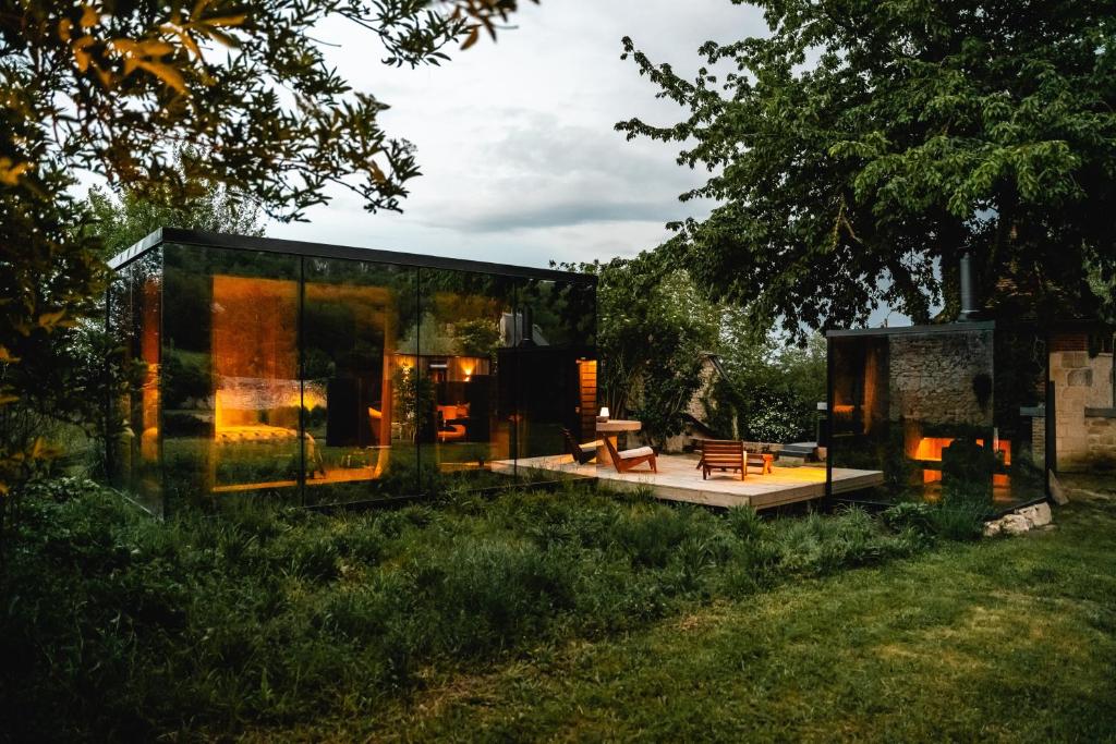 a glass house in the middle of a field at Sûr Jumigny in Jumigny