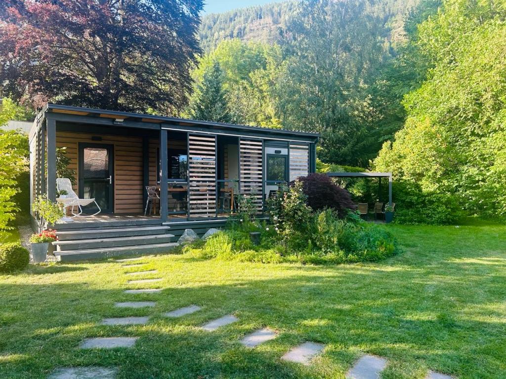 a small cabin in the middle of a yard at Garden Lodge Obervellach in Obervellach