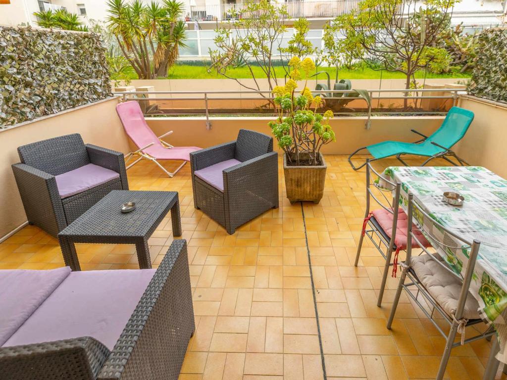 Studio climatisé, calme, centre Menton, terrasse