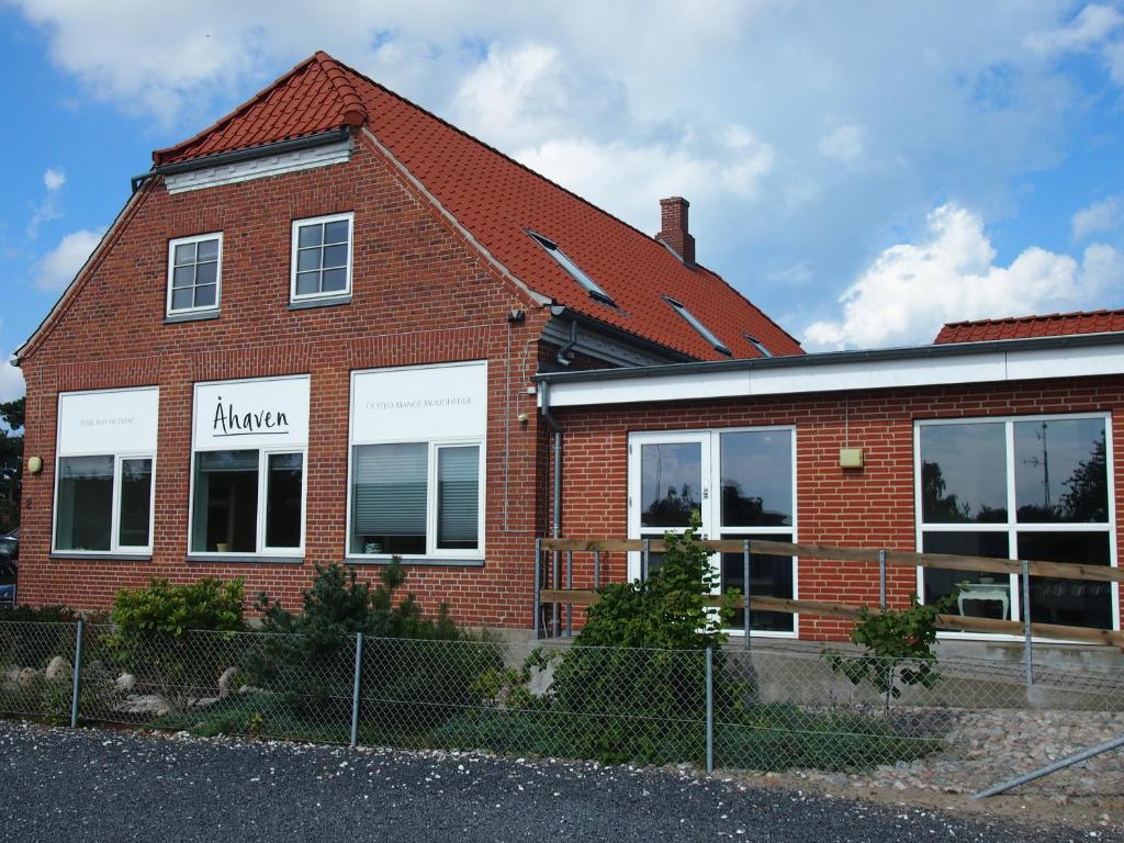 un edificio di mattoni con un cartello sulla parte anteriore di Sea B&B a Bønnerup Strand
