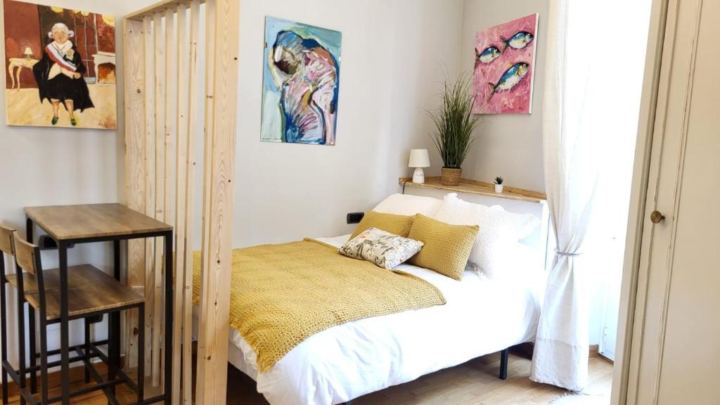a small bedroom with a bed and a table at Vigo a un paso in Vigo