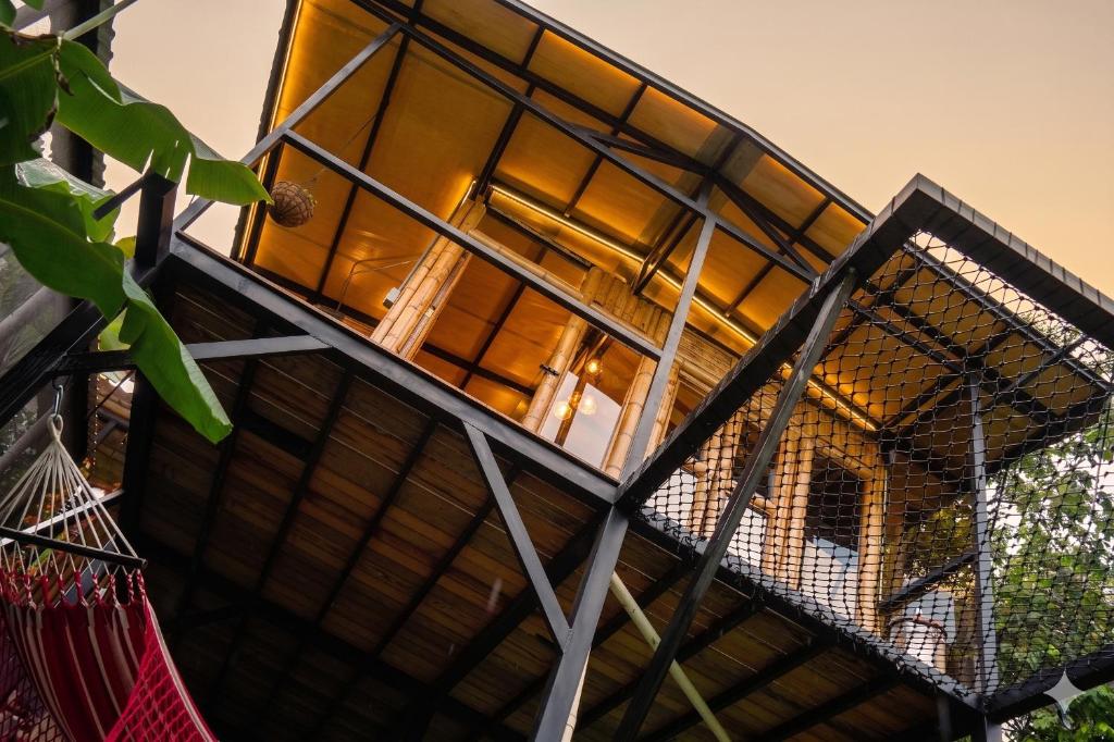 a tree house with a large window at Rinconcito Guzmán in Pereira