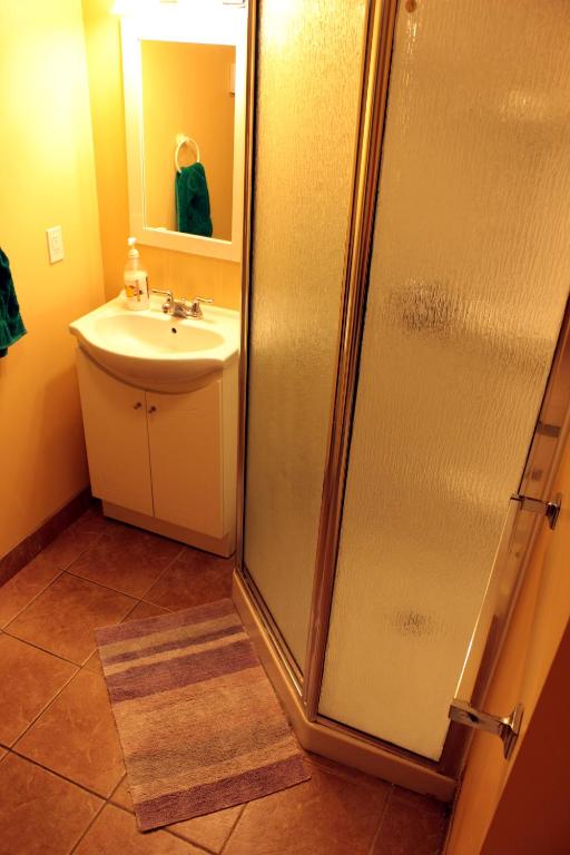Koupelna v ubytování Ottawa Backpackers Inn