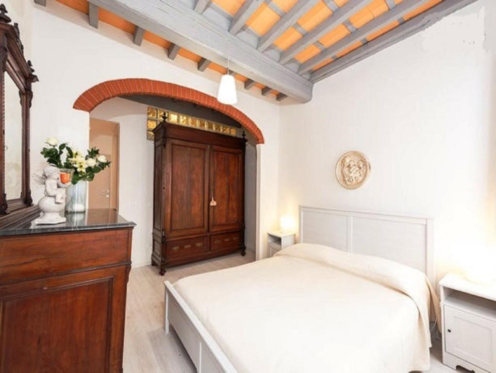 1 dormitorio con 1 cama, vestidor y 1 cama sidx sidx sidx sidx sidx sidx en Happy Florence Santa Croce 1, en Florencia