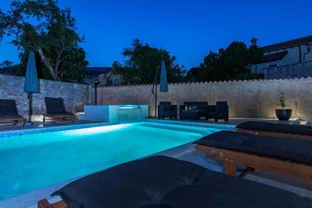 Basen w obiekcie Villa Sagri - heated pool lub w pobliżu
