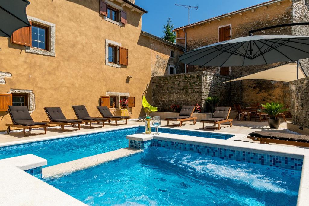 Basen w obiekcie Villa Sagri - heated pool lub w pobliżu