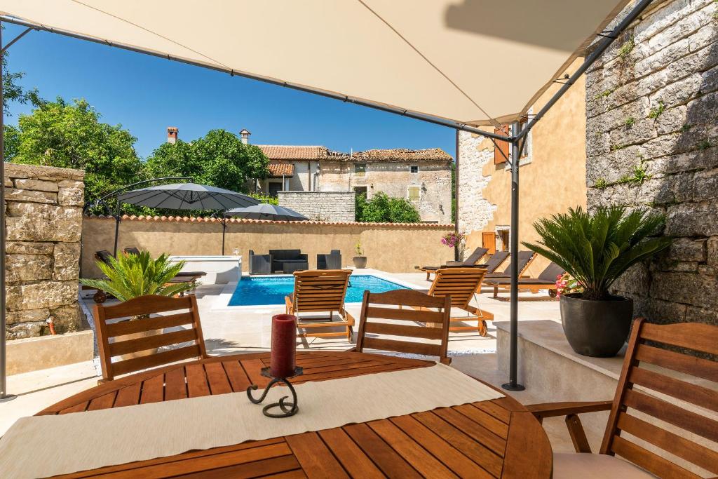 Balkon lub taras w obiekcie Villa Sagri - heated pool