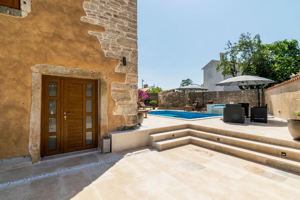 Basen w obiekcie Villa Sagri - heated pool lub w pobliżu