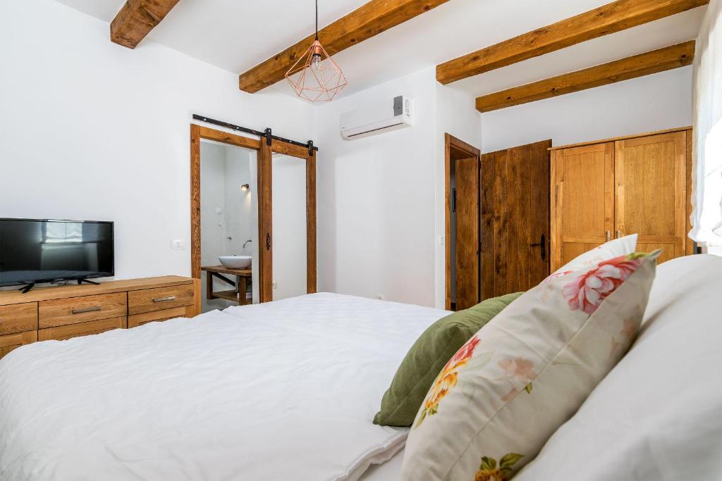 Łóżko lub łóżka w pokoju w obiekcie Villa Sagri - heated pool