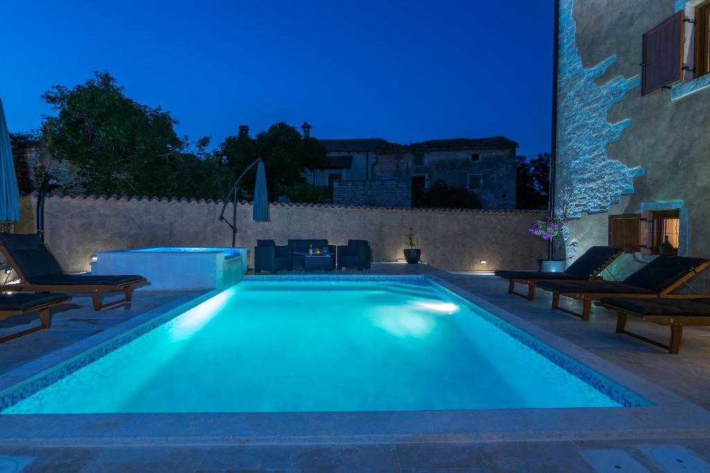 Basen w obiekcie Villa Sagri - heated pool lub w pobliżu