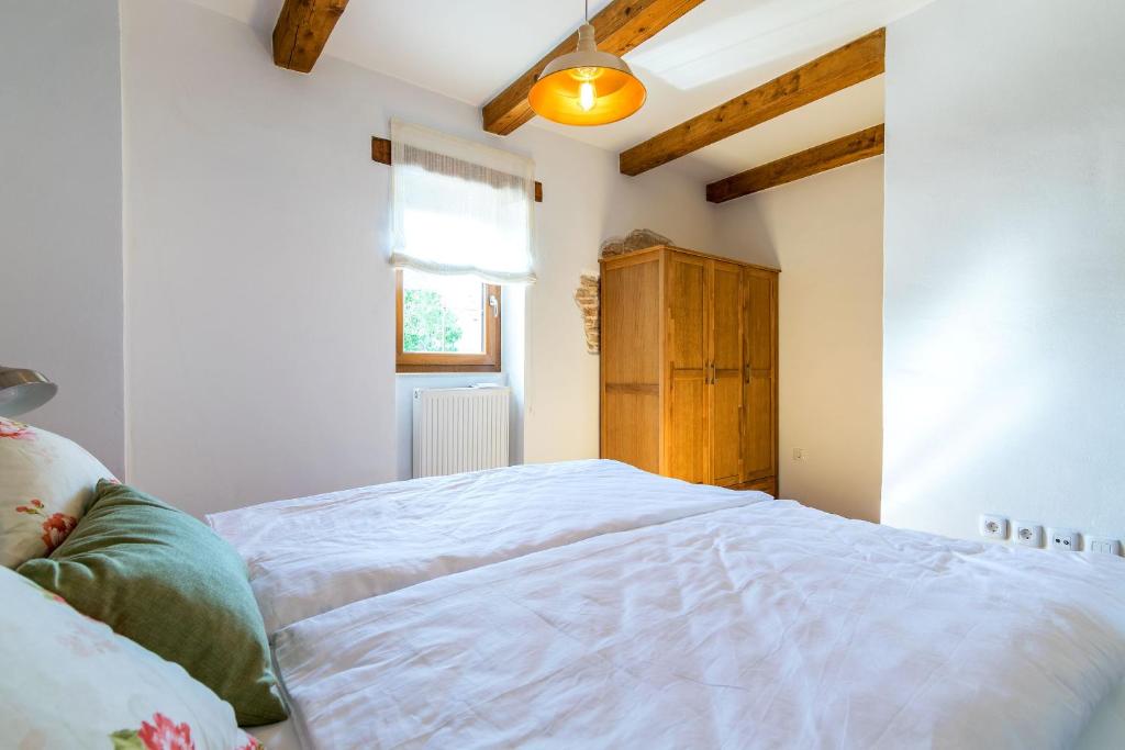 Łóżko lub łóżka w pokoju w obiekcie Villa Sagri - heated pool