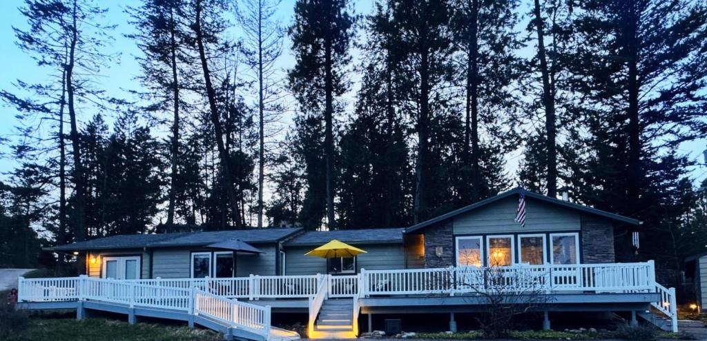 a small house with a porch and an umbrella at Lakeview 4BR Huge Deck Dog Friendly ADA in Lakeside