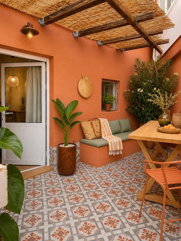 eine Terrasse mit Sofa und Tisch in der Unterkunft Katoi suite in Éxo Khóra