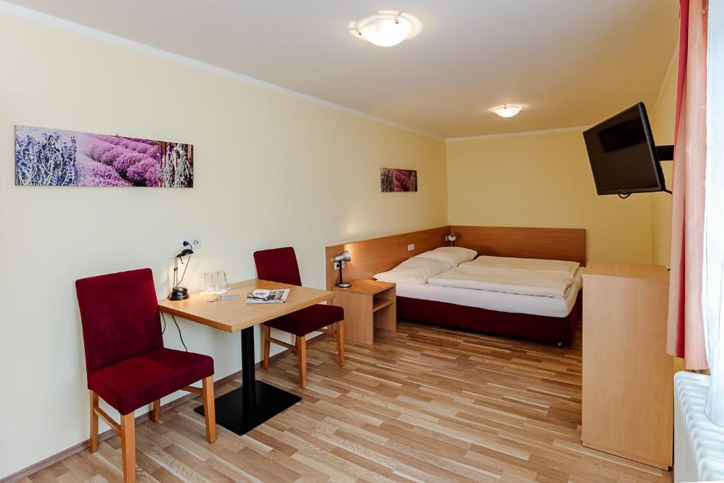 Hotel Denk Bed & Breakfast tesisinde bir odada yatak veya yataklar