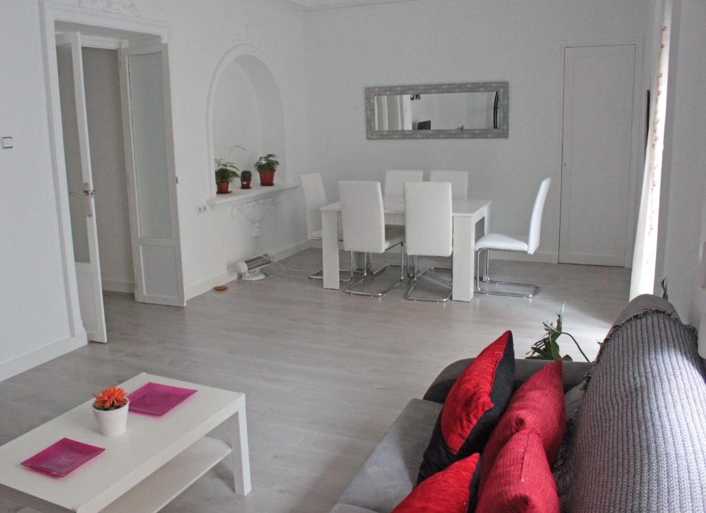 sala de estar con sofá y mesa en Apartamento Luceros, en Alicante