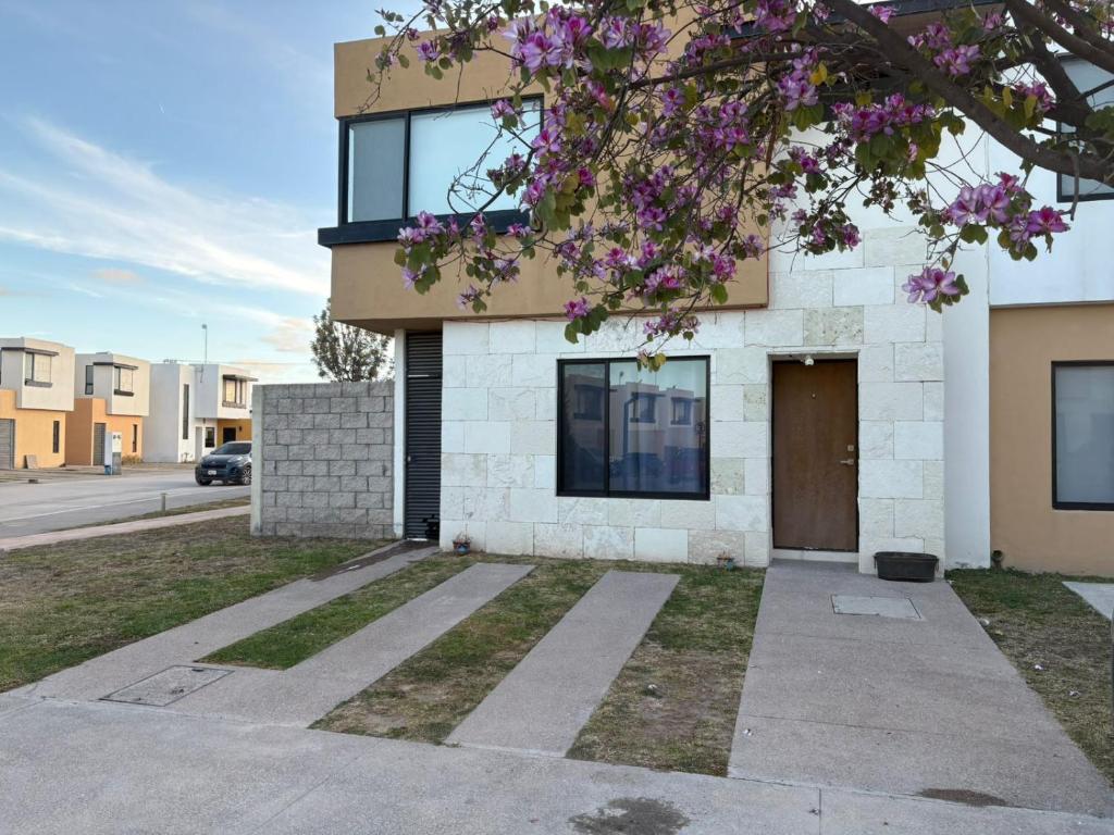 a building with a tree in front of it at Casa en zona industrial SLP in San Luis Potosí