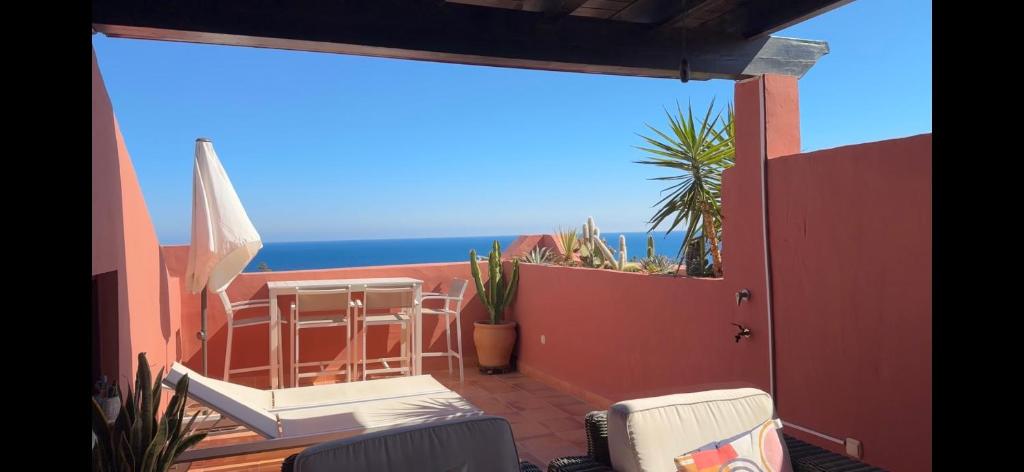 Luxury 3 bed Duplex Penthouse, 3 mins walk to the beach