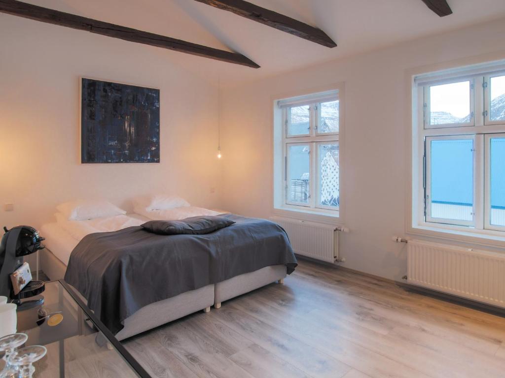 Rúm í herbergi á Við Lónið Guesthouse
