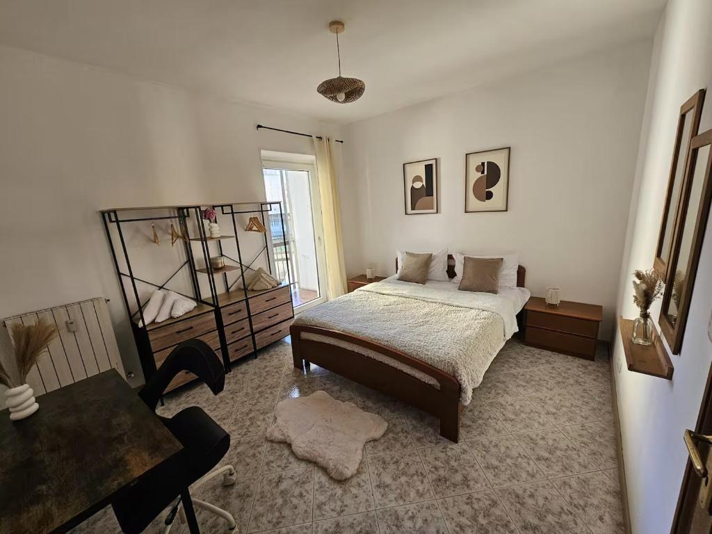 a bedroom with a bed and a desk and a mirror at Appartamento spazioso ad Aosta in Aosta