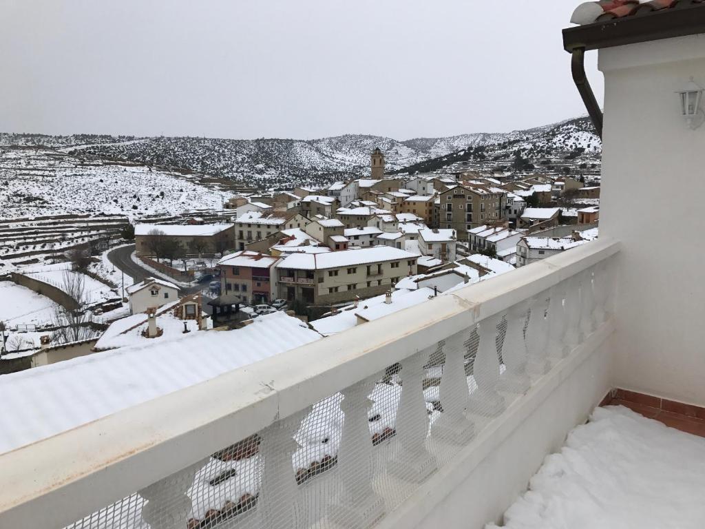 NogueruelasにあるEl Mirador de Nogueruelasの雪に覆われた街の景色を望むバルコニー