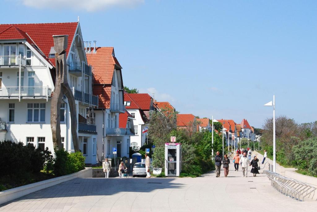 ヴァーネミュンデにあるFerienwohnung Warnemünde L (S)の建物を歩く人々