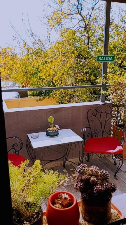 a patio with a table and chairs and a street sign at OLASCOAGA DOS monoambiente in Mendoza